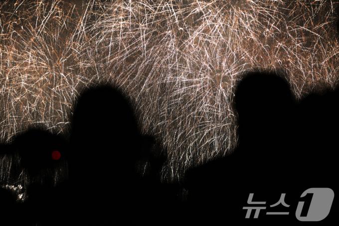 9일 오후 부산 수영구 광안리해수욕장 일대에서 관람객들이 '제18회 부산불꽃축제'를 즐기고 있다. 2024.11.9/뉴스1 ⓒ News1 윤일지 기자