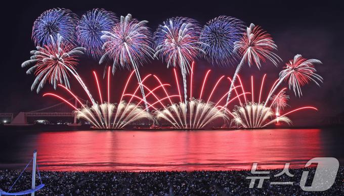 9일 오후 부산 수영구 광안리해수욕장 일대에서 열린 '제19회 부산불꽃축제'에서 화려한 불꽃이 부산 밤바다를 수놓고 있다. 2024.11.9/뉴스1 ⓒ News1 윤일지 기자