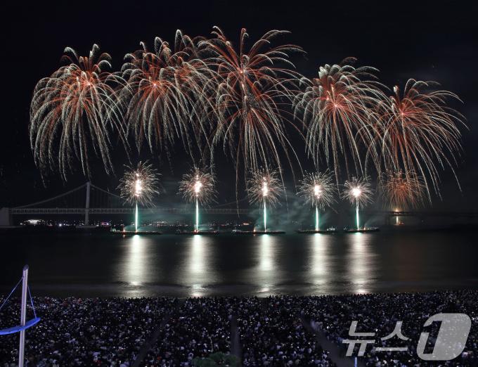 9일 오후 부산 수영구 광안리해수욕장 일대에서 열린 '제19회 부산불꽃축제'에서 화려한 불꽃이 부산 밤바다를 수놓고 있다. 2024.11.9/뉴스1 ⓒ News1 윤일지 기자