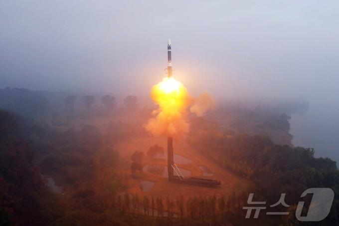 (평양 노동신문=뉴스1) = 북한 고체연료 대륙간탄도미사일 '화성-19형'. [국내에서만 사용가능. 재배포 금지. DB 금지. For Use Only in the Republic of Korea. Redistribution Prohibited] rodongphoto@news1.kr