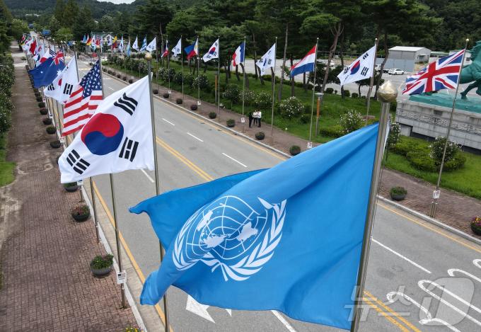 대전 유성구 국립대전현충원에서 유엔군 참전의 날을 맞아 ‘유엔참전국 국기거리’를 조성하고 있다. 유엔참전국 국기거리’는 6·25전쟁 당시 함께 대한민국을 지킨 22개국 198만 유엔군 참전용사의 희생과 공헌에 감사의 뜻을 국민에게 알리고자 기획됐다. 2024.7.26/뉴스1 ⓒ News1 김기태