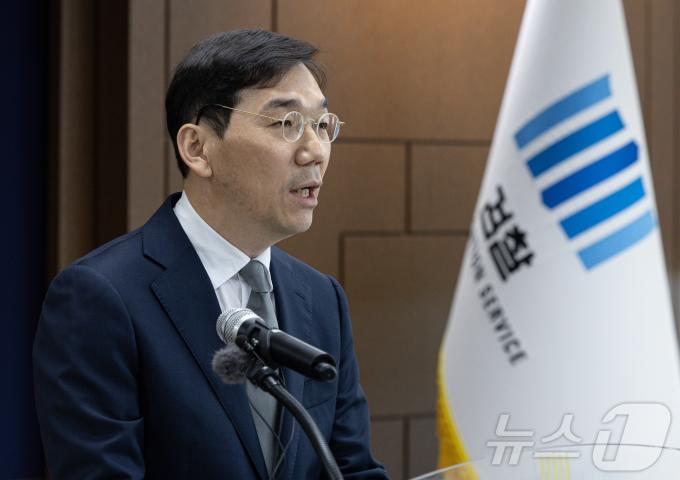 조상원 서울중앙지검 4차장이 17일 오전 서울 서초구 서울중앙지방검찰청에서 윤석열 대통령 부인 김건희 여사의 도이치모터스 시세조종 가담 의혹 수사결과를 발표하고 있다. 2024.10.17/뉴스1 ⓒ News1 이재명 기자