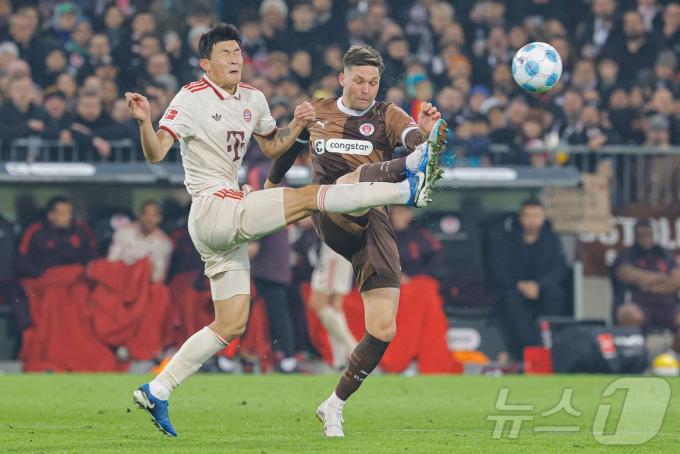 바이에른 뮌헨의 김민재(왼쪽)ⓒ AFP=뉴스1