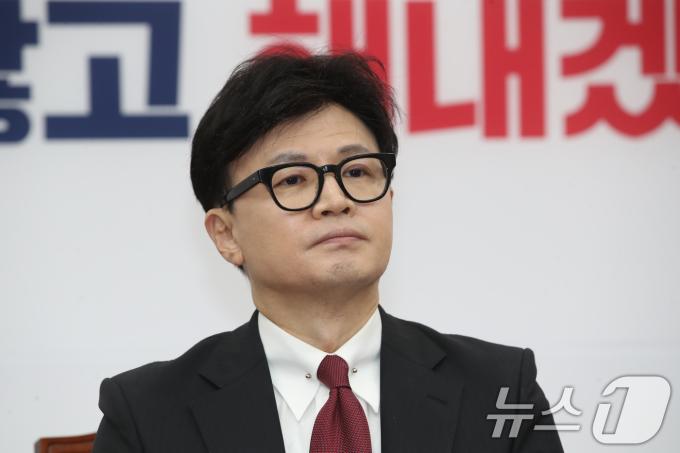 한동훈 국민의힘 대표가 서울 여의도 국회에서 열린 최고위원회의에서 생각에 잠겨 있다. 2024.11.7/뉴스1 ⓒ News1 이광호 기자
