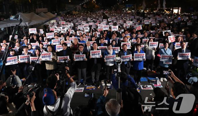 이재명 더불어민주당 대표가 9일 오후 서울 세종대로에서 열린 민주당 김건희?윤석열 국정농단 규탄?특검 촉구 제2차 국민행동의 날에 참석해 참석자들과 구호를 외치고 있다. 2024.11.9/뉴스1 ⓒ News1 박세연 기자