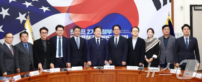 이재명 더불어민주당 대표가 10일 오전 서울 여의도 국회에서 열린 '트럼프 2기 행정부 대외정책과 한반도 간담회'에서 참석자들과 기념촬영을 하고 있다. 2024.11.10/뉴스1 ⓒ News1 김민지 기자