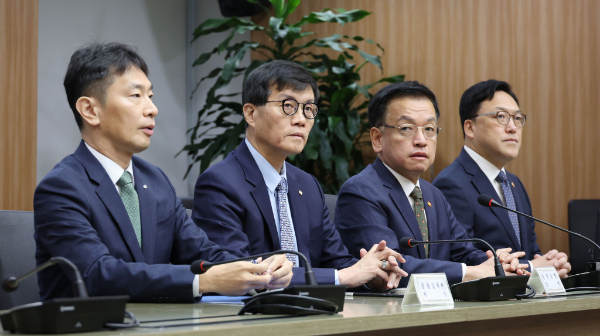은행이 금리 인하기에 역대 최대 실적을 낸 가운데 금융당국은 고금리에 높은 이자를 바탕으로 성과급을 챙기는 은행을 지적한다. 사진은 최상목 부총리 겸 기획재정부 장관(오른쪽 두번째), 이창용 한국은행 총재(왼쪽 두번째), 김병환 금융위원장(오른쪽), 이복현 금융감독원장이 지난 8일 오전 서울 여의도 한국수출입은행에서 열린 거시경제금융회의에 자리한 모습. /사진=뉴시스