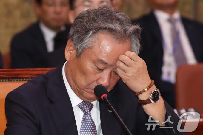 이기흥 대한체육회장이 22일 오후 서울 여의도 국회에서 열린 문화체육관광위원회 국정감사에 출석해 자료를 살피고 있다. 2024.10.22/뉴스1 ⓒ News1 이광호 기자