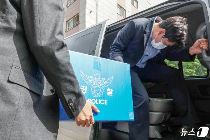 경찰 수사관들이 26일 서울 마포구 대한소아청소년과의사회 사무실을 압수수색한 뒤 압수품을 옮기고 있다. 서울경찰청 공공범죄수사대는 의사 집단행동 수사와 관련해 이날 임현택 대한의사협회(의협) 회장 당선인의 자택과 사무실에 대한 추가 압수수색에 나섰다. 2024.4.26/뉴스1 ⓒ News1 민경석 기자