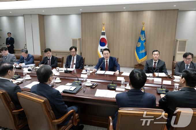 윤석열 대통령이 10일 서울 용산 대통령실에서 대외여건 변화에 따른 경제·안보 점검회의를 주재하고 있다. 이번 회의는 새로 출범할 트럼프 2기 행정부의 정책 변화를 살피고 선제 대응 방안을 마련하기 위해 소집됐다. (대통령실 제공) 2024.11.10/뉴스1 ⓒ News1 박지혜 기자