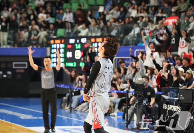 10일 오후 대구체육관에서 열린 '2024-2025 KCC 프로농구' 정규리그 대구 한국가스공사와 울산 현대모비스의 경기, 4쿼터 64대 64 동점 상황에서 경기종료를 1.4초 남겨두고 역전 3점슛을 성공시킨 현대모비스 이우석이 포효하고 있다. 2024.11.10/뉴스1 ⓒ News1 공정식 기자