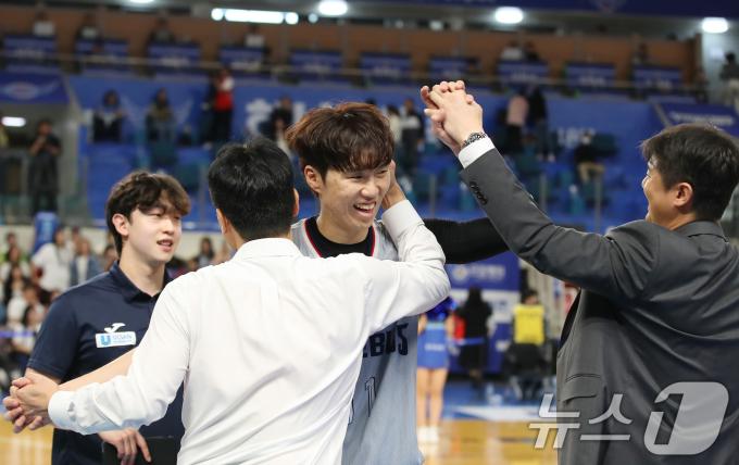 10일 오후 대구체육관에서 열린 '2024-2025 KCC 프로농구' 정규리그 대구 한국가스공사와 울산 현대모비스의 경기, 4쿼터 경기종료를 1.4초 남겨두고 3점슛을 성공시키며 64대 67 역전승을 거둔 현대모비스 이우석이 조동현 감독(흰 셔츠)과 김도수 코치의 축하를 받고 있다. 2024.11.10/뉴스1 ⓒ News1 공정식 기자