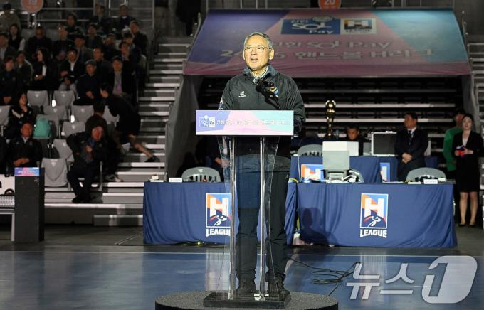유인촌 문화체육관광부 장관이 10일 서울 송파구 올림픽핸드볼경기장에서 열린 2024-2025 핸드볼 H리그 개막식에서 축사를 하고 있다. (문화체육관광부 제공) 2024.11.10/뉴스1 ⓒ News1 박지혜 기자