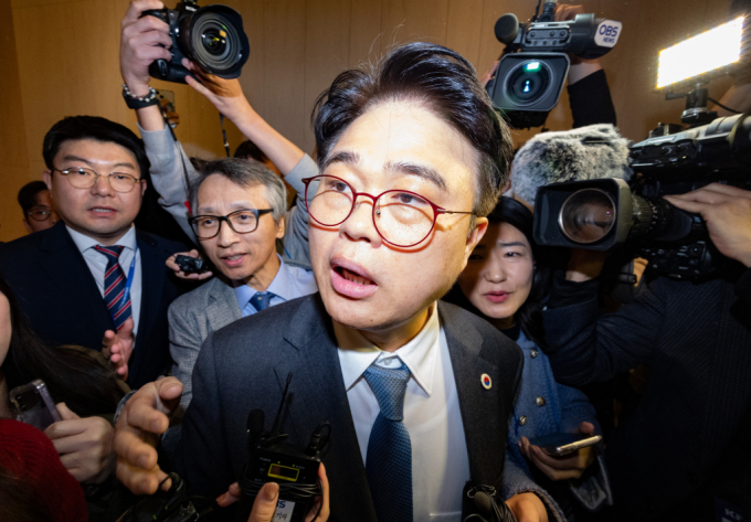 대한의사협회 대의원회가 지난 10일 서울 용산구에서 2024년도 긴급 임시대의원총회를 열고 임현택 회장에 대한 불신임을 가결했다. 이에 따라 임 회장은 임기 내 탄핵당하게 됐다. 임 회장이 본인의 불신임(탄핵) 안건 가결을 확인한 뒤 회의장을 나서고 있다. /사진=뉴시스