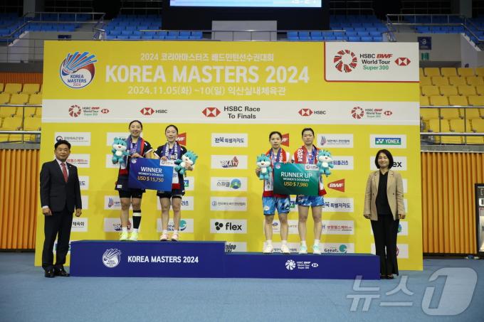 2024 코리아마스터즈 배드민턴선수권대회에서 여자복식 우승을 차지한 공희용(맨 왼쪽)-김혜정. (대한배드민턴협회 제공)