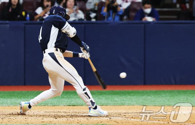 2일 오후 서울 구로구 고척스카이돔에서 열린 '2024 K-BASEBALL SERIES' 대한민국 야구 대표팀과 쿠바 대표팀의 평가전 2차전, 8회초 대한민국 공격 1사 만루상황에서 이주형이 2타점 2루타를 치고 있다. 2024.11.2/뉴스1 ⓒ News1 장수영 기자