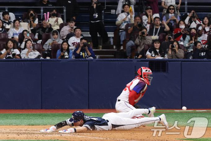 2일 오후 서울 구로구 고척스카이돔에서 열린 '2024 K-BASEBALL SERIES' 대한민국 야구 대표팀과 쿠바 대표팀의 평가전 2차전, 8회초 대한민국 공격 1사 1, 2루 상황에서 2루주자 이주형이 신민재의 2타점 2루타로 득점을 성공하고 있다. 2024.11.2/뉴스1 ⓒ News1 장수영 기자