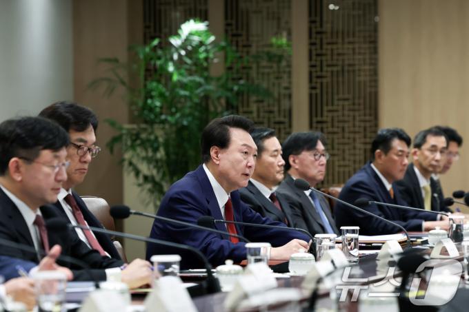 윤석열 대통령이 10일 서울 용산 대통령실에서 대외여건 변화에 따른 경제·안보 점검회의를 주재하고 있다. (대통령실 제공) 2024.11.10/뉴스1 ⓒ News1 박지혜 기자