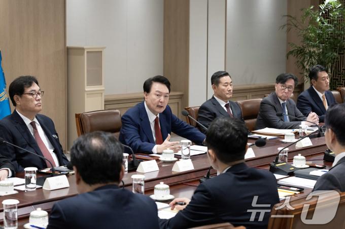 윤석열 대통령이 10일 서울 용산 대통령실에서 대외여건 변화에 따른 경제·안보 점검회의를 주재하고 있다. (대통령실 제공) 2024.11.10/뉴스1 ⓒ News1 박지혜 기자