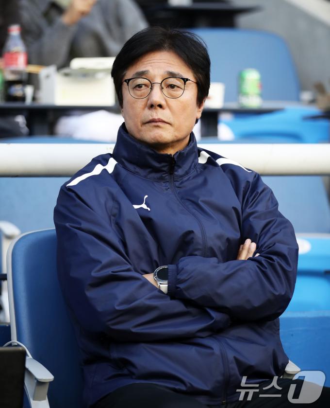 10일 오후 인천 중구 인천축구전용경기장에서 열린 '프로축구 하나은행 K리그1 2024 37라운드' 인천 유나이티드와 대전 하나시티즌의 경기에서 대전 황선홍 감독이 경기를 지켜보고 있다. 2024.11.10/뉴스1 ⓒ News1 오대일 기자