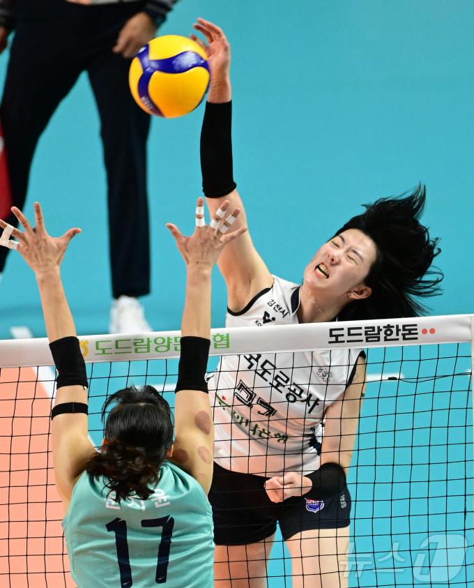 한국도로공사 강소휘가 10일 열린 GS칼텍스와의 경기에서 공격을 시도하고 있다. (KOVO 제공)