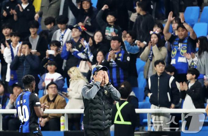 10일 오후 인천 중구 인천축구전용경기장에서 열린 '프로축구 하나은행 K리그1 2024 37라운드' 인천 유나이티드와 대전 하나시티즌의 경기에서 1-2로 석패한 인천 최영근 감독이 얼굴을 감싸쥐고 있다. 2024.11.10/뉴스1 ⓒ News1 오대일 기자