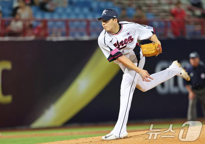 10일(현지시간) 오후 대만 타이베이시 톈무 야구장에서 열린 대한민국 야구 국가대표팀과 대만프로야구리그 웨이치안 드래곤스의 연습경기, 1회초 대한민국 선발투수 임찬규가 역투하고 있다. 2024.11.10/뉴스1 ⓒ News1 장수영 기자