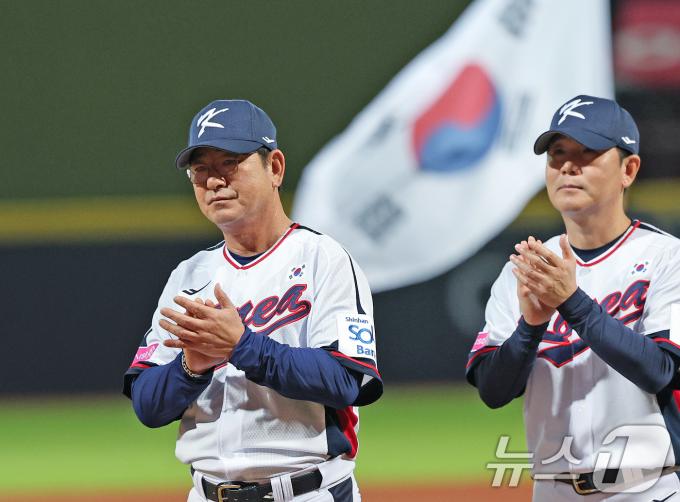 10일(현지시간) 오후 대만 타이베이시 톈무 야구장에서 열린 대한민국 야구 국가대표팀과 대만프로야구리그 웨이치안 드래곤스의 연습경기에 앞서 대표팀 류중일 감독이 박수를 치고 있다. 2024.11.10/뉴스1 ⓒ News1 장수영 기자