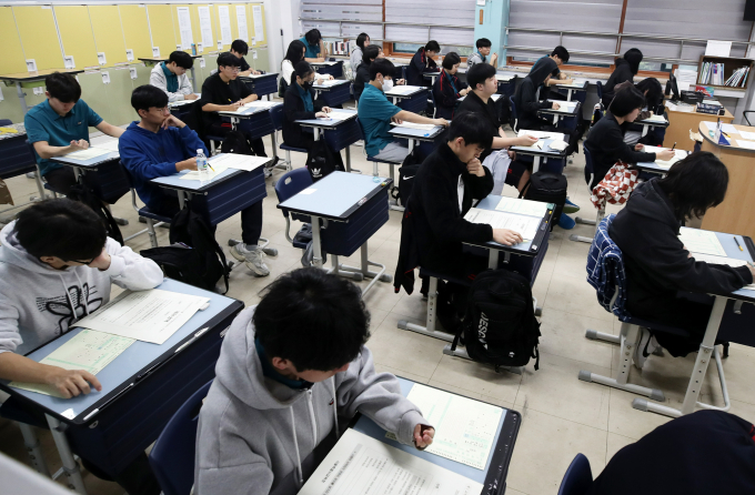 오는 14일 대학수학능력시험(수능)날 일부 지역에선 비가 내릴 것으로 보인다. 사진은 지난달 15일 서울 관악구 당곡고등학교에서 고3 수험생들이 시험을 치르는 모습. /사진=뉴스1