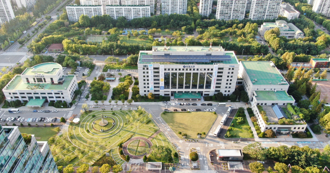 최대호 안양시장이 한계에 이른 도시성장과 지역 간 불균형 해소하기 위한 특단의 대책으로 기업 유치를 추진하는 안양시청사 전경. 안양시 청사 부지는 무려 6만 736㎡ 규모로 매우 크지만, 용적률은 54.5%에 불과하다. 