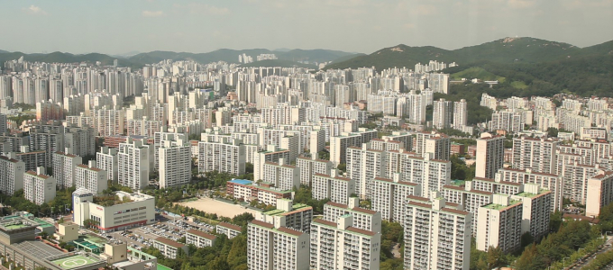 인구 13만의 제1기 신도시 안양 평촌의 모습. 안양시가 노후한 평촌 신도시를 평균용적률 330%, 인구 16만의 첨단도시로 대개조를 시작한다. 