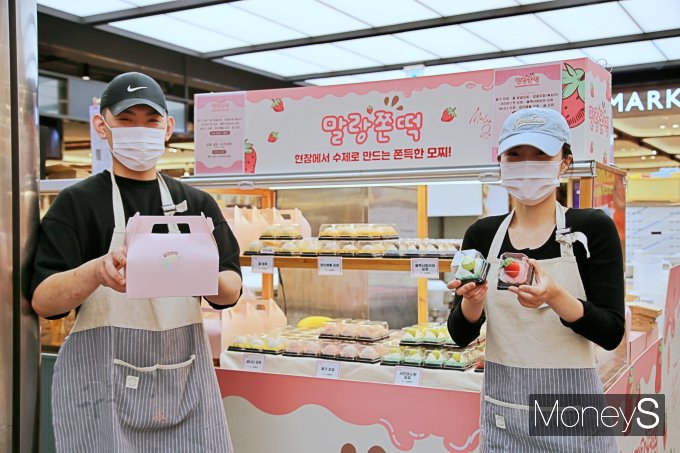 광주신세계 본관 지하 1층 말랑쫀떡 직원들이 2025 대학수학능력시험을 응원하는  과일모찌를 선보이고 있다/사진=광주신세계 제공.