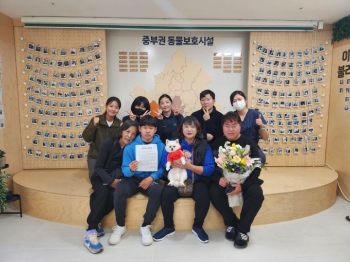 경기도가 운영하는 국내 최대·최고 규모 반려동물 보호·치료시설과 복합문화공간이 마련된 반려마루 여주가 개관 1주년을 맞아 680번째 입양자와 입양서약 후 축하하는 자리를 가졌다. / 사진제공=경기도