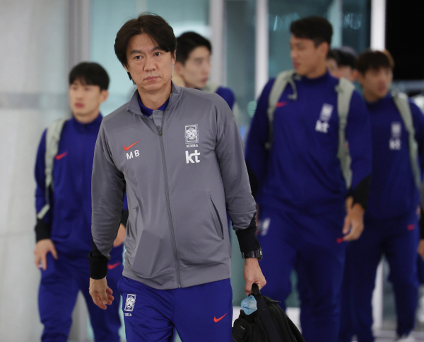 홍명보 감독이 이끄는 축구 국가대표팀이 11일 중동 원정 2연전을 위해 출국했다. 사진은 이날 인천국제공항을 통해 이동 중인 홍 감독의 모습. /사진=뉴시스