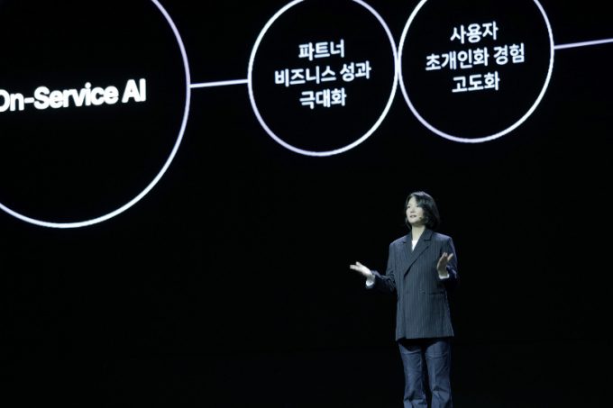 최수연 네이버 대표가 11일 삼성 코엑스 팀네이버 통합 콘퍼런스 '단 24(DAN 24)'에서 말하고 있다. /사진=뉴스1