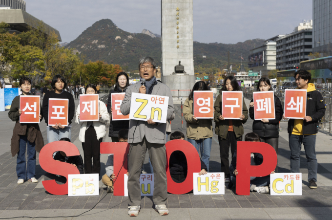 최예용 환경보건시민센터 소장이 5일 서울 종로구 광화문 광장 이순신 동상 앞에서 열린 낙동강에 불법 폐수배출하는 공해 공장 영풍 석포제련소 폐쇄 촉구 기자회견에서 모두발언을 하고 있다. / 사진=뉴시스 김근수 기자  