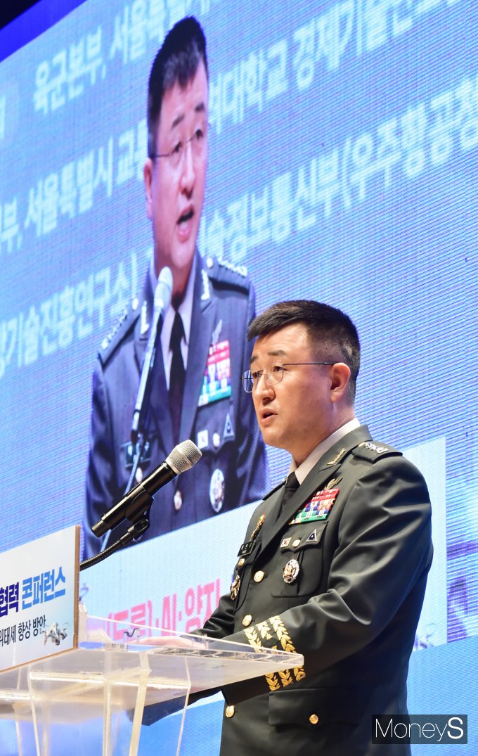 [머니S포토] UAM·드론·AI 신기술 콘퍼런스,  박안수 육군 참모총장 축사