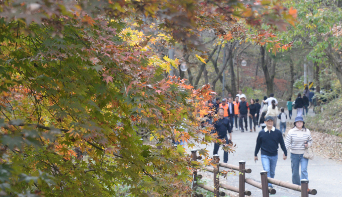 오늘인 12일은 전국에 구름이 많다가 오전부터 차차 맑아질 예정이다. 전북 진안군 마이산을 찾은 시민들이 등산을 하고 있는 모습. /사진=뉴시스