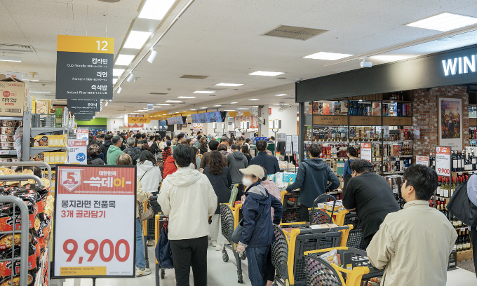 신세계 통합행사 쓱데이에서 이마트와 백화점, 면세점 등 계열사들이 우수한 실적을 거두면서 목표 매출을 뛰어넘었다. 고객들이 쓱데이 개막을 맞아 이마트 용산점 오픈 전부터 줄을 서고 있다. /사진=신세계