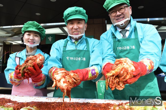 [머니S포토] 소외된 내이웃에게 사랑을… '모두하나데이' 김장나눔 행사