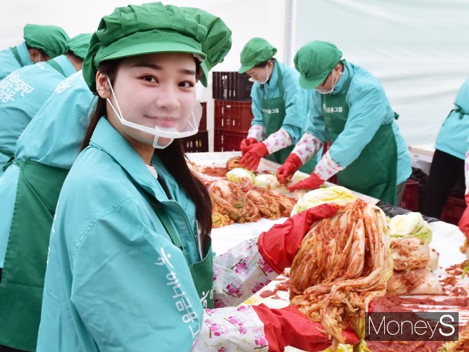 [머니S포토] 하나금융그룹, 11,111 포기 김장김치 소외계층 전달