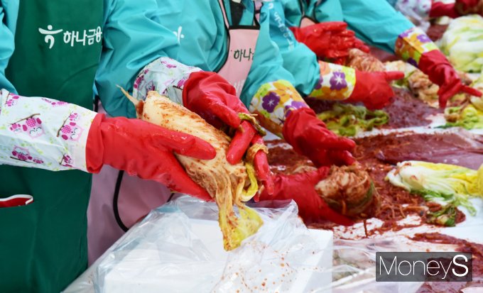 [머니S포토] 하나금융그룹 '사랑의 김장나눔' 올해로 14회째