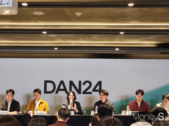 최수연 네이버 대표가 11일 오후 서울 강남구 코엑스 팀네이버 통합 콘퍼런스 '단(DAN) 24' 기자간담회에서 답변하고 있다. /사진=양진원 기자