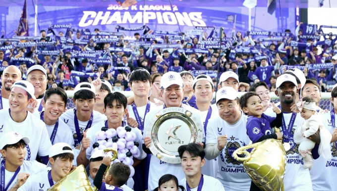 FC안양의 구단주 최대호(가운데) 안양시장, 유병훈 감독 및 코치진, 선수들이 지난 9일 경기 후 열린 시상식에서 트로피를 들어올리며 환호하고 있다. 사진제공=안양시