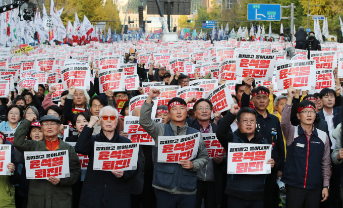 지난 9일 '윤석열 정권 퇴진 1차 총궐기' 집회에서 연행된 11명 중 6명에 대해 경찰이 구속영장을 신청했다. 사진은 민주노총 노조원들이 지난 9일 서울 세종대로에서 열린 ‘민주노총, 참지말고 몰아내자! 윤석열정권 퇴진! 2024 전태일열사 정신계승 전국노동자대회 · 1차 퇴진총궐기대회’에서 구호를 외치는 모습. /사진=뉴스1