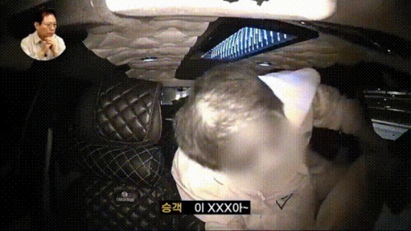 만취 상태로 택시 기사를 향해 폭언을 퍼붓고 귀를 깨무는 등 폭행을 한 승객이 포착됐다. /사진=유튜브 채널 '한문철TV'