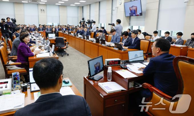 신정훈 국회 행정안전위원회 위원장이 11일 서울 여의도 국회에서 열린 제418회 국회(정기회) 제10차 행안위 전체회의에 출석해 조지호 경찰청장을 향해 경찰 과잉진압 논란에 대한 입장을 밝힐 것을 요구하고 있다. 2024.11.11/뉴스1 ⓒ News1 안은나 기자