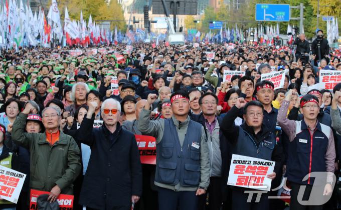 민주노총 노조원들이 지난 9일 오후 서울 세종대로에서 열린 ‘민주노총, 참지말고 몰아내자! 윤석열정권 퇴진! 2024 전태일열사 정신계승 전국노동자대회 · 1차 퇴진총궐기대회’에서 구호를 외치고 있다. 2024.11.9./뉴스1 ⓒ News1 박세연 기자