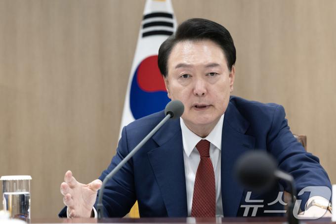 윤석열 대통령이 10일 서울 용산 대통령실에서 대외여건 변화에 따른 경제·안보 점검회의를 주재하고 있다. (대통령실 제공) 2024.11.10/뉴스1 ⓒ News1 박지혜 기자