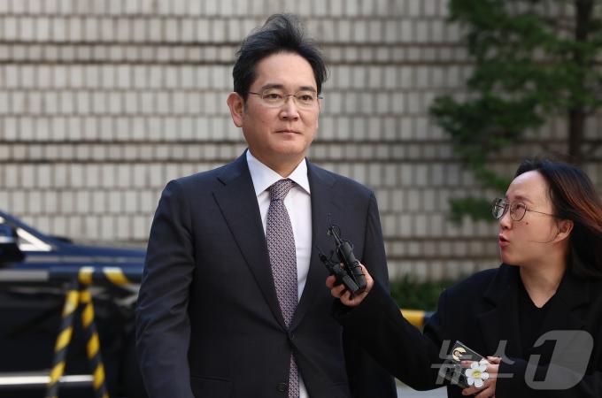 이재용 삼성전자 회장이 11일 오후 서울 서초구 서울고등법원에서 열린 자본시장과 금융투자업에 관한 법률 위반(부정거래 행위·시세조종) 등 항소심 공판에 출석하고 있다. 2024.11.11/뉴스1 ⓒ News1 김도우 기자